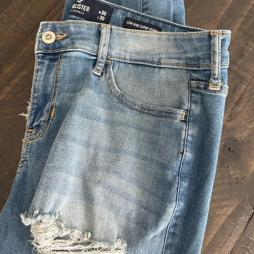 Hollister Low Rise Skinny Jean - Medium Wash - Ripped Jean